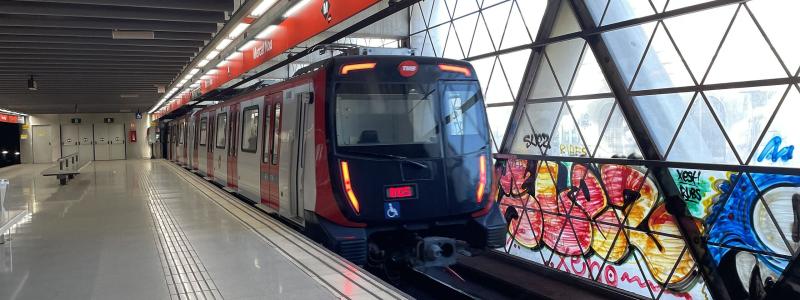 Tåg av serie 8000 från FMB vid stationen Mercat Nou. 2021 lanserade Spaniens regering en ambitiös plan för elbilar med finansiering från EU:s fonder för återhämtning efter pandemin. Planen har stimulerat privata investeringar, exempelvis det kinesiska batteriföretaget CATL och biltillverkaren Stellantis satsning på en litiumbatterifabrik i Zaragoza. Foto: Wikipedia Common,   kredit: Agm