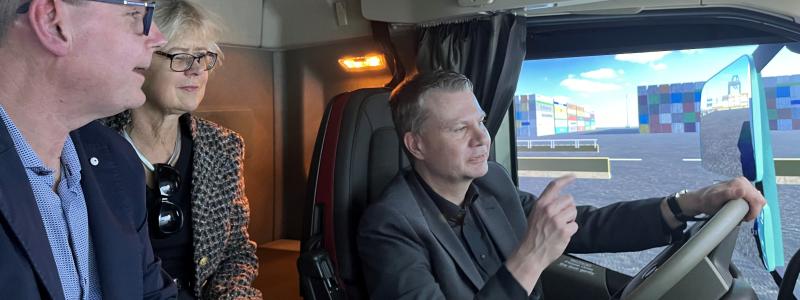Kommunstyrelsens ordförande Ulf Olsson vid ratten. Niclas Häggblad, Söderkulla Tung Trafik instruerar, med Lena Larsson, Volvo Group Truck Technology, som passagerare. Foto: Borås Stad.