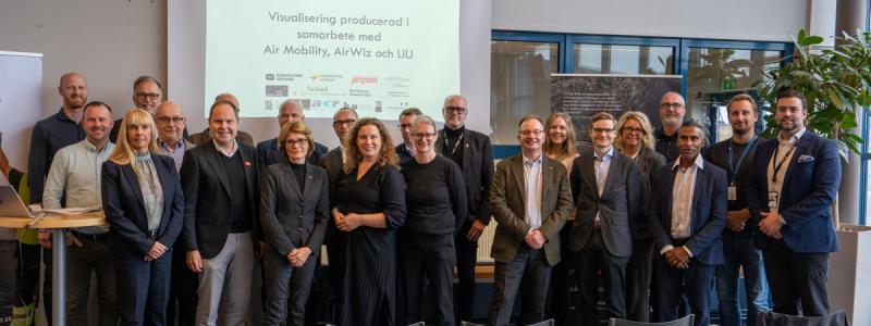 Representanter från bland andra Norrköping Science Park, JetPak, Aero EDIH, UMS Skeldar, Linköpings universitet, ACR, Savback och Science Park Gotland samlades på Norrköping Airport för premiären av en simulerad drönarflygning mellan Gotland och Norrköping. Foto: SoVisuals