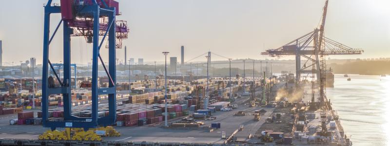 I Skandiahamnen pågår kajarbetet för fullt. 1 500 pålar har slagits i marken och spontarbetet är i slutfasen. Foto: Göteborgs Hamn AB