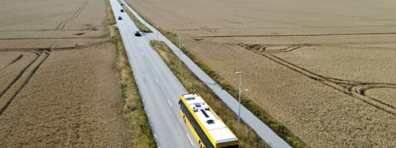 Regionbuss i öppet landskap Fotograf/Källa: Skånetrafken/Lars Dareberg
