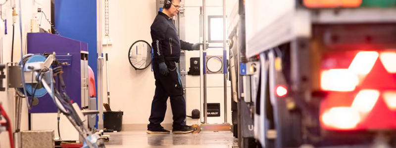Kontrollbesiktning av en tung lastbil på Bilprovningen Foto: Bilprovningen