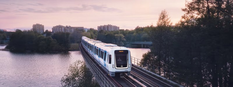 Många väljer kollektivtrafiken när vädret är dåligt. Foto: SL