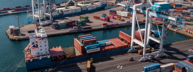 Lastning och lossning av fartyg på containerterminalen i Helsingborgs Hamn. Foto: Helsingborgs Hamn