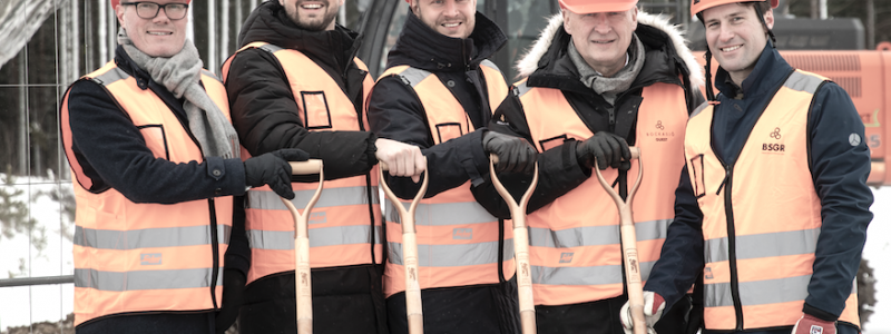 Från vänster: David Hofmann vd Eskilstuna Logistik, Valentin Berg vd och Erik Hallgren Logistikchef GardenStore, Joakim Hedin vd Bockasjö och Daniel Parkhagen vd BSGR Projektutveckling. Foto: Bockasjö