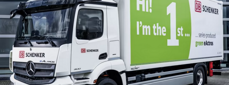 DB Schenker är först i världen med att ta emot Mercedes-Benz 19 ton tunga, serietillverkade ellastbil eActros. Foto: DB Schenker