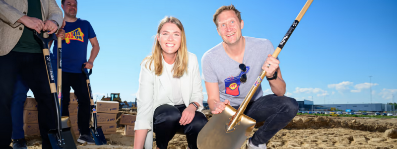 Matsmarts första spadtag i Örebro. På bilden Frida Hagelberg Eng och Karl AnderssonFoto: Matsmart