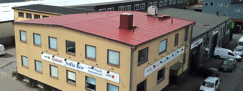 Fastigheten Blixtljuset 15 i Högdalens industriområde är ett av objekten som JSR  nu säljer. Foto: JSR