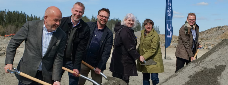 Första spadtaget för Hemtex togs gemensamt av Asgeir Solheim, vd Fabritius Gruppen, Anders Lorentzson, vd Hemtex, Anders Fjeld vd KID, Kommunalråd Anette Carlson (M) Borås Stad, Kommunalråd Kerstin Hermansson (C) Borås Stad samt Benn Karlberg, vd Logistic Contractor. Foto: Hemtex