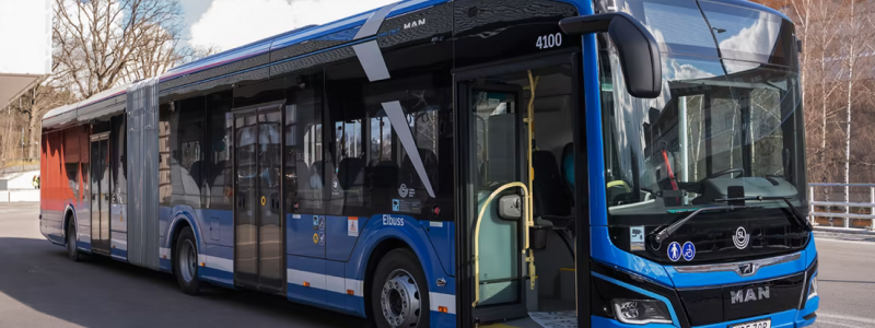Alla SL:s bussar drivs nu på förnybara drivmedel som biogas, etanol, biodiesel eller el. Foto: SL