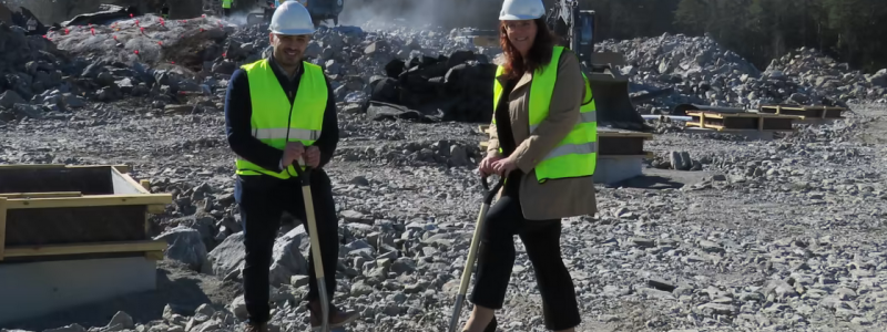 Rani Malk, vd på Hälsokraft och Ebba Östlin, kommunstyrelsens ordförande (S), tar det första spadtaget i Lovisebergs industriområde. Foto: Hälsokraft