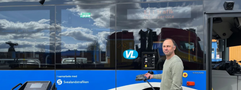 Geert Schaap framför Svealandstrafikens elbuss. Foto: Svealandstrafiken