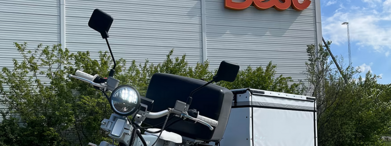 Best Transport initierar en pilot med det svenska elmotorcykel- och mopedbolaget CAKE för hem- och boxleveranser med emissionsfri elmoped. Foto: Best