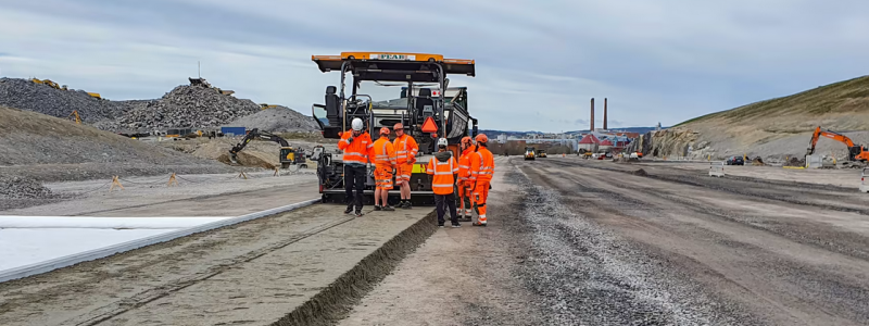 Avtalet omfattar asfaltering av kombiterminal, internvägar och sidoområden om totalt 68 000 kvadratmeter. Foto: Peab