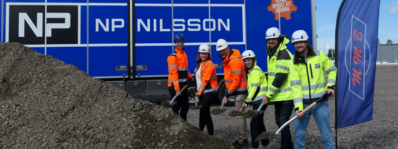 Vid spadarna syns Simon Gunnarsson, projektledare, Frida Granath, entreprenadingenjör och Martin Bramsell, entreprenadchef, alla från MMB, samt Viktoria Nidelius, delägare, Fredrik Bergh, VD och Johan Nidelius, delägare NP Nilsson. Foto: NP Nilsson