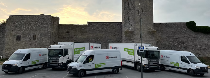 Den tio fordon starka flottan består av tre elpaketbilar, fyra helelektriska distributionsbilar samt två elhybrider och en elcykel. Foto: DB Schenker