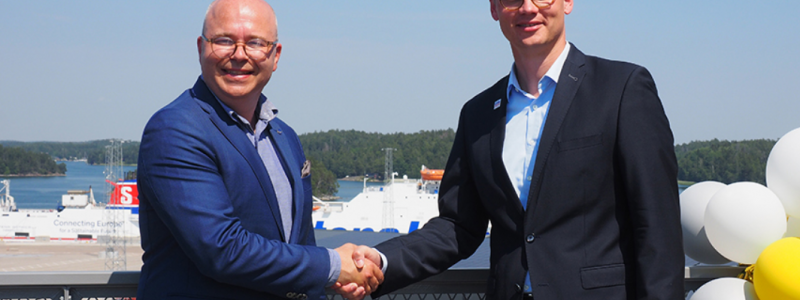 Johan Wallén, marknads- och försäljningschef Stockholms Hamnar, och Benjamin Weinacht, Managing Director Hydrogen Ports CMB.TECH. Foto: Stockholms Hamnar