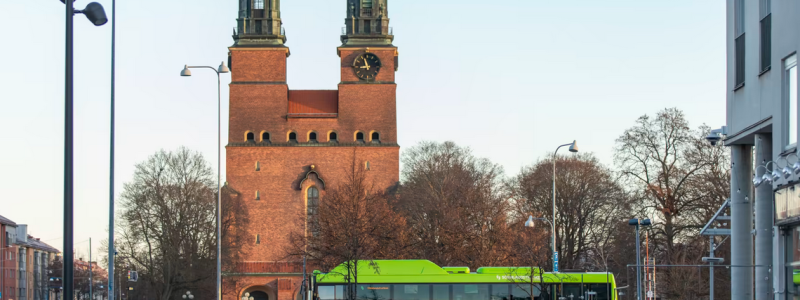 En av Transdevs stadsbussar framför Klosters kyrka i Eskilstuna. Foto: Transdev