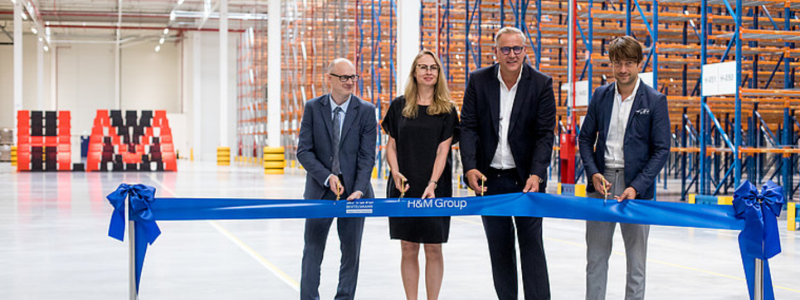 Från vänster: Strykóws borgmästare Witold Kosmowski, Lidia Ratajczak-Kluck, vd Arvato Polen, Michael Schulz, logistikansvarig för Östeuropa på H&M Group och Adam Pustelnik, stadsborgarråd i Lodz. Foto: Arvato