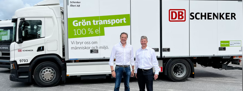 Tomas Johansson vd för Schenker Åkeri tillsammans med Jonas Jävert, Head of Innovation & Purchasing på samma bolag framför en av åkeriets eldrivna distributionsbilar. Foto: Schenker