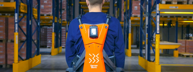 Exoskelett fungerar, även i praktiken och minskar belastningen för medarbetare på lager. Foto: Dachser