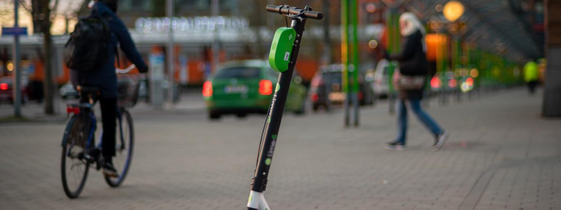 Nu ska elsparkcykeln parkeras på särskild uppställningsplats. Arkivbild
