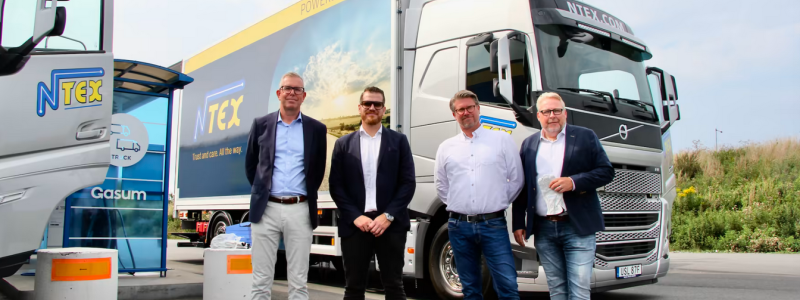 Jan Lundberg, vd NTEX Inrikes, Josef Hansson Lastbilssäljare på Volvo Truck Center, Erik Fromell, Business Development Manager Gasum och Clas Westling, Sales Manager på Gasum. Foto: NTEX
