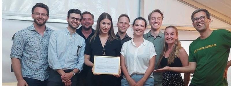 Stolta kollegor på BioDriv Öst mottar priset på Almedalen. I mitten Jakob Lagercrantzs dotter Edith Lagercrantz, till höger Mattias Goldmann, grundare 2030-sekretariatet. Foto: BioDriv Öst.