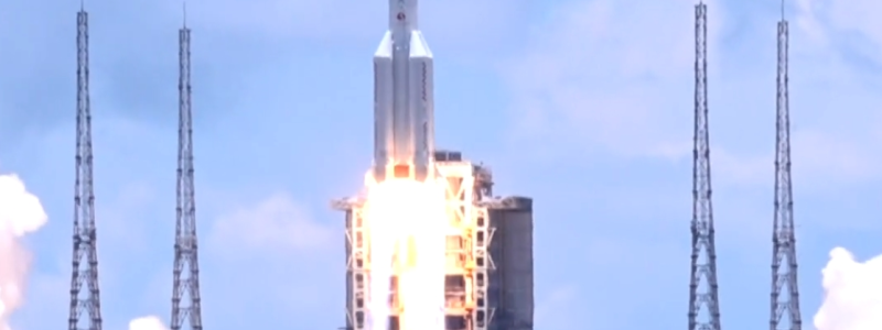 Bärraketen Long March-5B Y4 lyfter från Wenchang Space Launch Site. Foto: China News Service