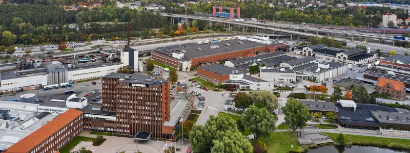 Hela Stockholmsregionen, med över 2,4 miljoner människor, är beroende av den 60 år gamla Södertäljebron för stora delar av sin varuförsörjning. Foto: Scania