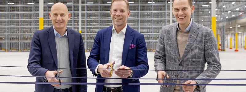 P-G Persson vd på Platzer, Håkan Nydén, CEO Schenker Logistics AB & Head of Contract Logistics Cluster Nordics och Adam Ekdahl, affärsutvecklare på Bockasjö, inviger Sörred Logistikpark. FOTO: Marie Ullnert Foto: Schenker Logistics