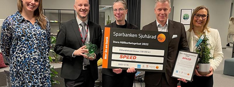 På torsdagen fick företaget Speed med huvudsäte i Viared i Borås ta emot vinstsumman på 100 000 kronor. Foto: Högskolan i Borås