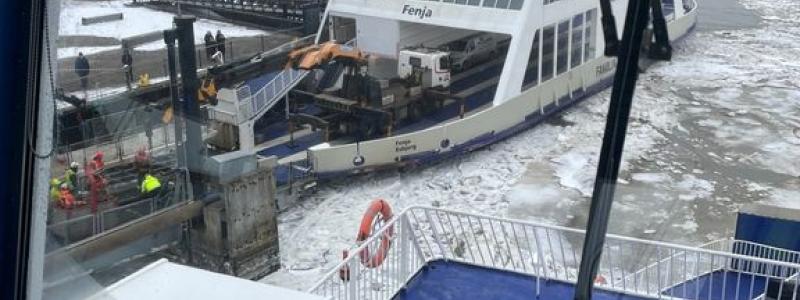 Det arbetades intensivt i det iskalla vädret när rampen gav vika och föll ned. Erfarenheterna från det första ramphaveriet innebar att trafiken på Fanølinjen kunde återupptas relativt snabbt denna gång. Nu ska en ny utformning av lyftcylindrarna bidra till att händelsen inte upprepas. Foto: Molslinjen