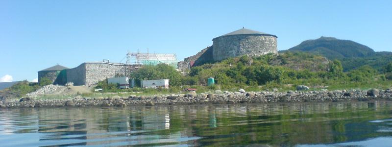 Inte bara strategiska vägar. Stjørdal har även historiska försvarsanläggningar, som exempelvis en öfästning från senmedeltiden, på halvön Skatval nära Stjørdal i Trøndelags län, Norge. Foto: Wikipedia Common, kredit: Erik Fløan