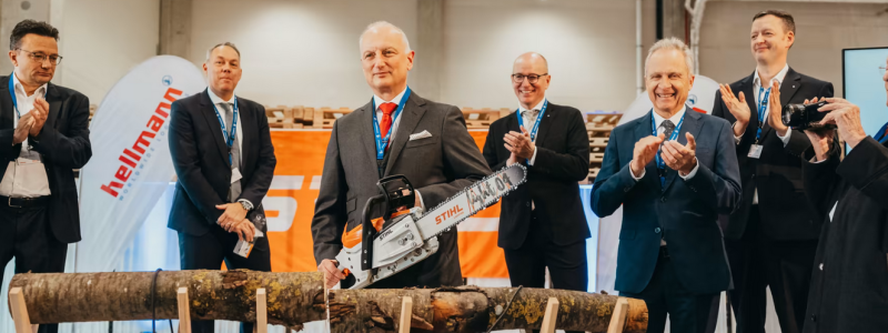 Dr. Nikolas Stihl, i mitten, Chairman of the STIHL Advisory Board and Supervisory Board, inviger STIHL nya centrallager i Völklingen tillsammans med representanter från STIHL och Hellmann. Foto: Stihl
