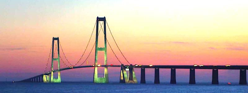 Stora Bältsbron är en av de viktigaste transportlederna för gods i Danmark och fungerar som en central länk mellan Själland och Fyn, med stor betydelse även för internationell transittrafik. Foto: Wikipedia Commons Lic. Kredit: Svobodat