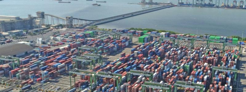 Containerterminal med intensiv hamntrafik. Foto: Haris Illahi/Unsplash