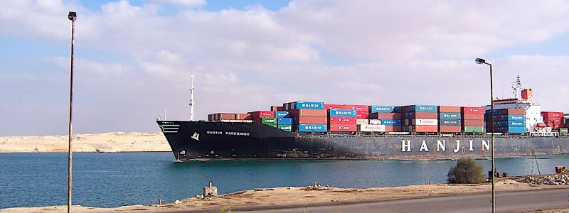 Containerfartyget Hanjin Kaohsiung passerar genom Suezkanalen. Foto: Wikipedia Common Lic. Kredit: Daniel Csörföly