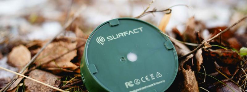 Emma är en sensor från det norska teknikföretaget Surfact som skickar realtidsdata om temperatur, stötar, ljus och position. Den följer varan genom hela transportkedjan och ger översikt i alla led. Foto: SonoClear