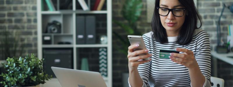 Enligt PostNords E-barometer ökade e-handeln med sju procent och samtliga branscher som mäts visade positiv tillväxt för första gången sedan pandemiåren. Foto: Vitaly Gariev/Unsplash
