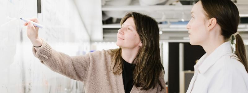 Visual Designer och Industrial Design Engineer arbetar vid whiteboardtavla. Foto: Johanna Åkerberg Kassel /Bredda Bilden