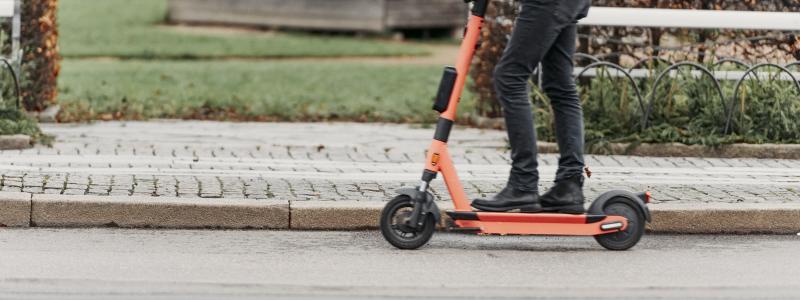 Transportstyrelsens nya statistik visar att antalet olyckor med elsparkcyklar ökade till 6500 under förra året. En ny rapport från VTI visar att regelverket i Sverige avviker från det i flera nordiska grannländer. Foto: Fotograf Satu/VTI