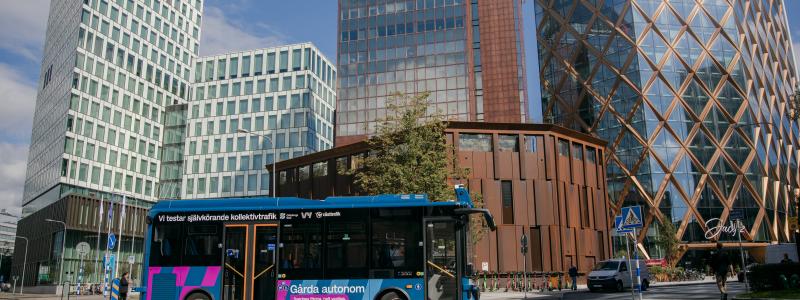 Sveriges första, helt vanliga, självkörande buss gör comeback i Göteborg. Tidigare testkörde bussen mellan Polhemsplatsen och Gårda, nu blir det en ny sträcka mellan Gustaf Adolfs torg och Chalmers. Bild: Moa Carlsson/Västtrafik