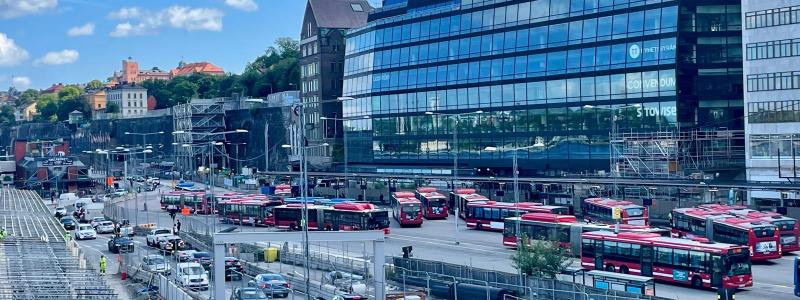 Oktobers statistik visar minskade nyregistreringar av personbilar och tunga lastbilar, medan lätta lastbilar återhämtar sig och bussmarknaden växer. Foto: Stina Wickenberg