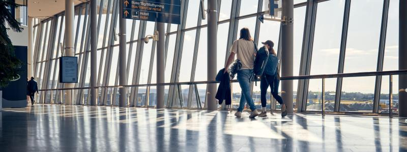 Resenärer på väg mot terminal 2-4. Foto: Swedavia