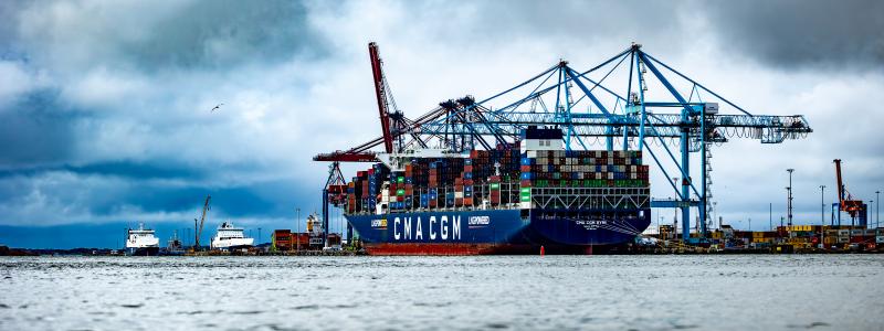 CMA CGM Symi var det första fartyget som anlöpte Göteborgs Hamn i rederiet CMA CGM:s nya direkttrafik. Fartyget kan lasta 14 812 TEU och drivs av flytande naturgas. Bild: Göteborgs Hamn.