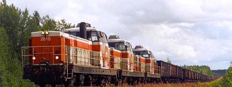 En trio av Dr16 dieselelektriska lok som drar ett 5200 ton tungt taconittåg från Kostamus till Brahestad uppför Hangasbacken nära Birkala station i Uleåborg, Finland, den 1 september 2001. Foto: Wikipedia Common Lic. Kredit: TeVe