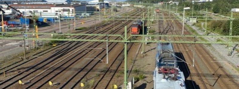 Sträckan Göteborg–Alingsås är idag den mest överbelastade järnvägssträckan i Sverige – och problemen påverkar allt från pendling till exportflöden och svensk beredskap. Foto: John Hardwick