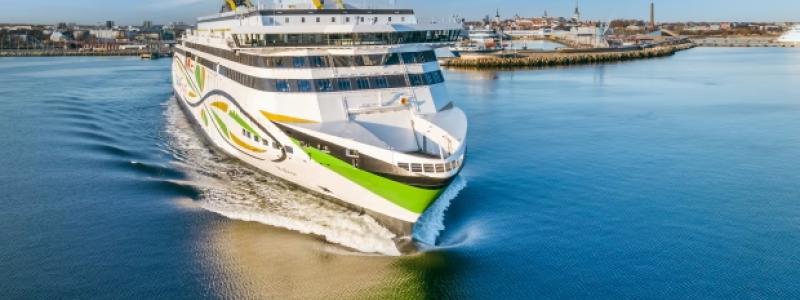 Färjetraik utanför Tallinns hamn. För att effektivisera verksamheten byggde Tallink 2016 ett centralt logistikcentrum i Maardu utanför Tallinn. Anläggningen omfattar drygt 18 000 kvadratmeter och fungerar som nav för rederiets fartygstrafik på Östersjön.  Foto: Tallinnk