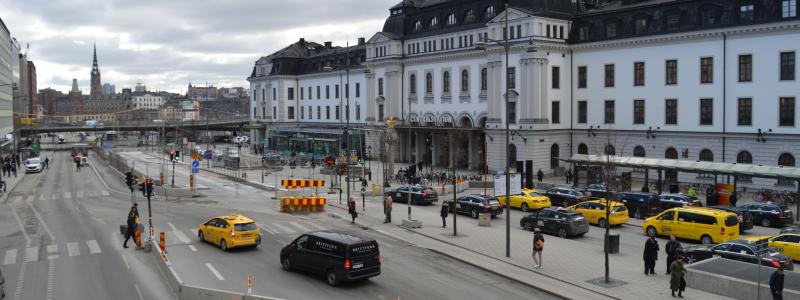 Stockholm Centralstation med taxitrafik utanför. Foto: joshi milestoner/unsplash